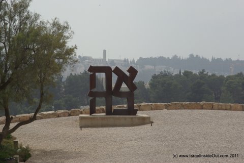 Ahava (Love) Statue - Israel Museum