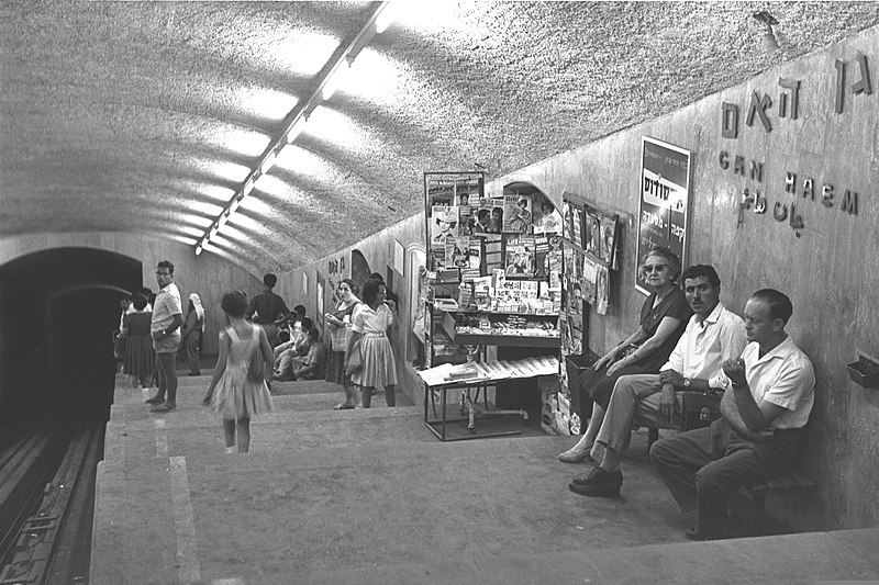 black and white photo of passengers waiting at Carmelit’s Gan Haem station, 1962